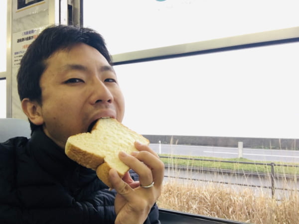 高級食パン専門店「もう言葉が出ません」のパンを食べながら一畑電車にて