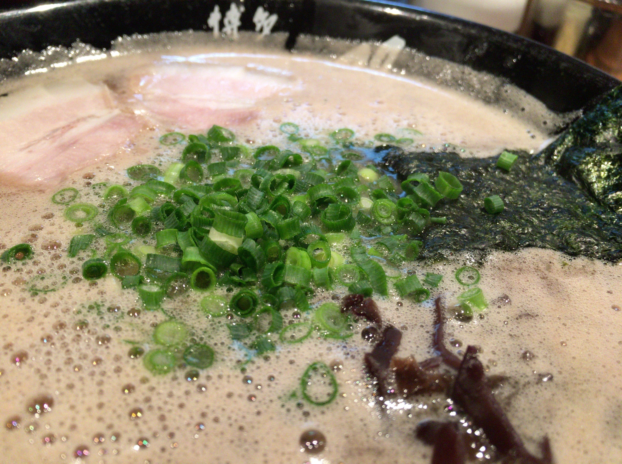 博多一双 博多駅東本店 〜この「豚骨カプチーノ」はすごい!博多・筑紫通りにて輝く、深夜まで外に行列ができる危険すぎる豚骨ラーメン